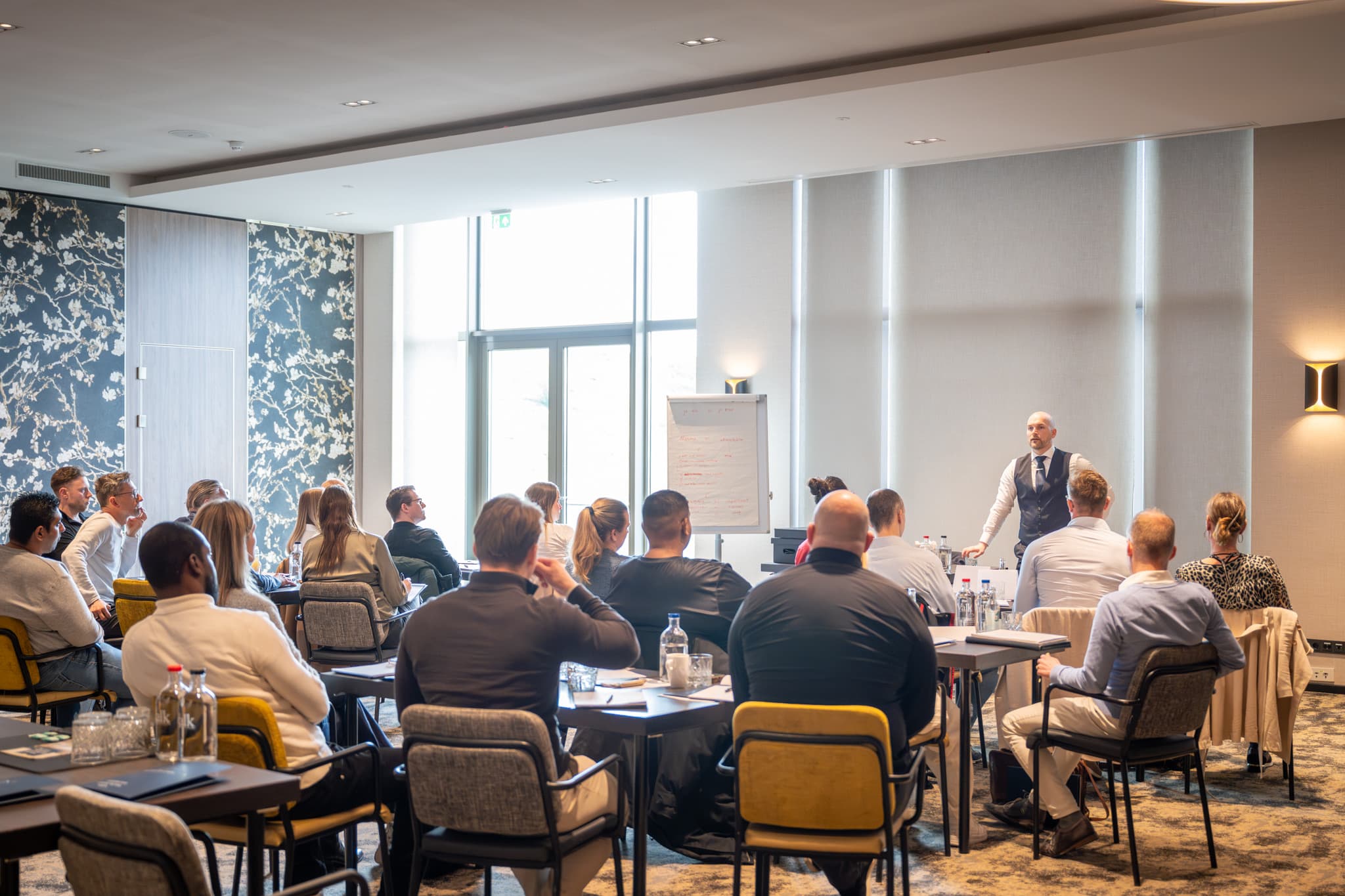 Overzicht van een volle trainingszaal tijdens een training van Growth Performance